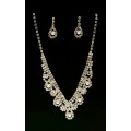   Pearls Necklace Set  591528