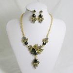 511157 black in gold necklace
