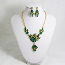 511157 green in gold necklace